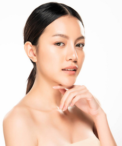 美丽的年轻亚洲女人，干净的新鲜皮肤外观。少女美颜呵护..面部治疗。美容，美容和水疗。