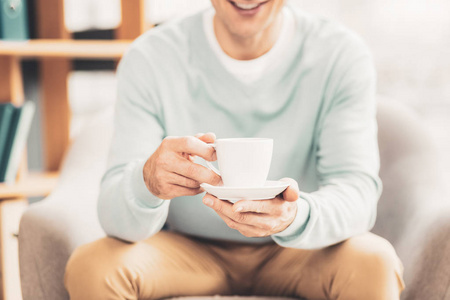 在享受茶歇的同时感到放松的人