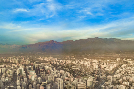 从圣克里斯托瓦尔山的角度鸟瞰智利圣地亚哥市。