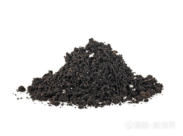 白色背景上孤立的湿土堆.黑土.
