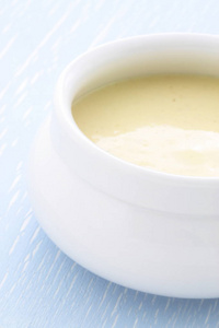 这种美味的奶油汤是一种类似于新英格兰蛤蜊汤的浓汤