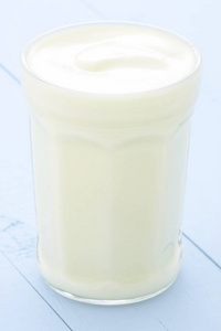 新鲜美味的奶油酸奶，健康光滑的小吃，随时完美。