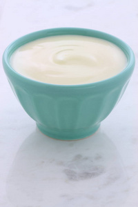 美味，营养和健康的新鲜纯酸奶在老式卡拉拉大理石设置。