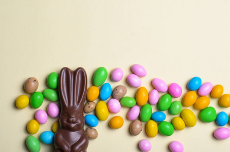 复活节兔子和巧克力鸡蛋明亮的背景，甜蜜的复活节假日概念
