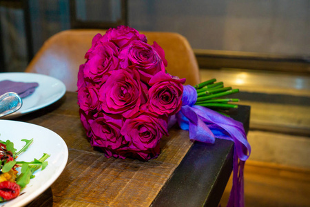 餐厅桌上的婚礼花束