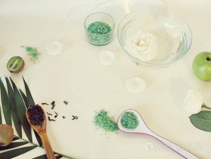 水中的白玫瑰花瓣绿色水果海盐绿茶淡桌桌面面膜配料温和护理程序