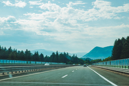 夏季时间公路旅行。 在山上的高速公路。 汽车旅行