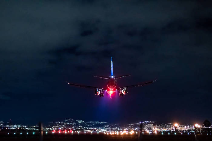 喷气式飞机在夜间降落的场景