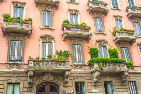 意大利米兰窗户上有花的房子。