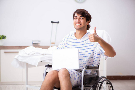 在医院坐在轮椅上的年轻帅哥
