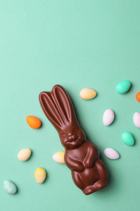 巧克力小兔子亮背景甜复活节假期概念