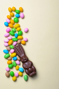 复活节兔子和巧克力鸡蛋明亮的背景，甜复活节处理假日概念