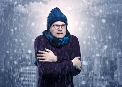 寒冷天气的男孩冻结与城市概念照片