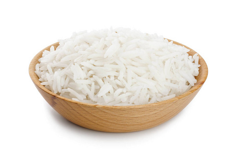 大米在一个木碗中被孤立的白色背景。顶部视图。平躺
