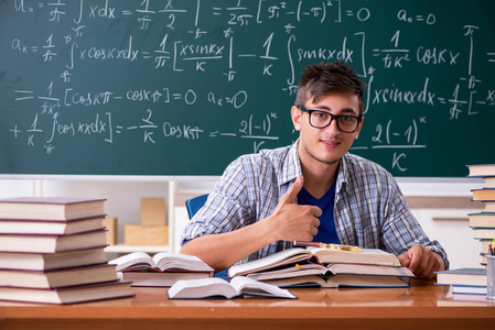 在学校学习数学的年轻男生图片