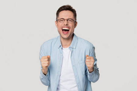 一定赢搞笑喜出望外兴奋的兴奋搞笑的年轻人尖叫着高兴庆祝胜利照片