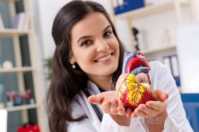 在诊所工作的女医生心脏病专家