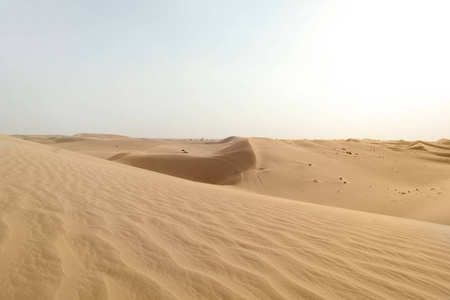 炎热的一天，如画的沙质沙漠景观