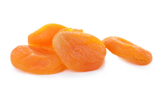 白色背景下的美味杏子。干果作为健康食品