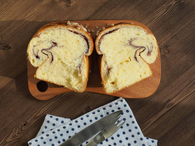 木板上的蓝莓面包