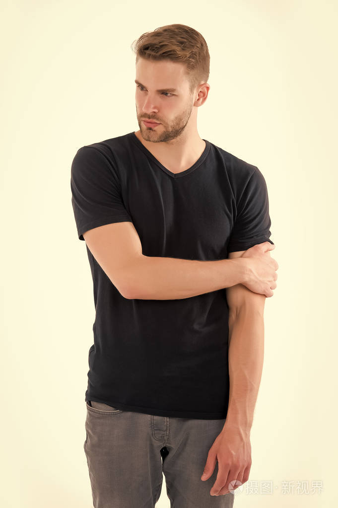 金发的大胡子男人.理发沙龙或理发店的美发服务.时尚风格与潮流