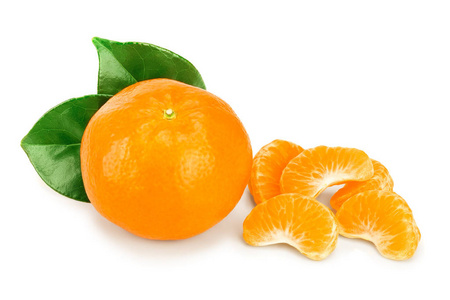在白色背景上查出的叶子的橘子果或柑橘果实