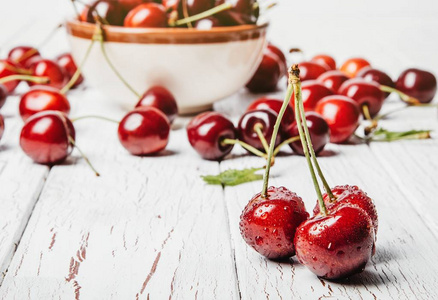 健康的饮食观念。木质白色背景上健康的甜樱桃。