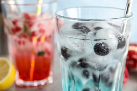 桌上有蓝莓冰块的美味鸡尾酒，特写