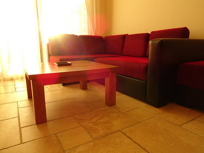 简单的现代红沙发和木制桌子
