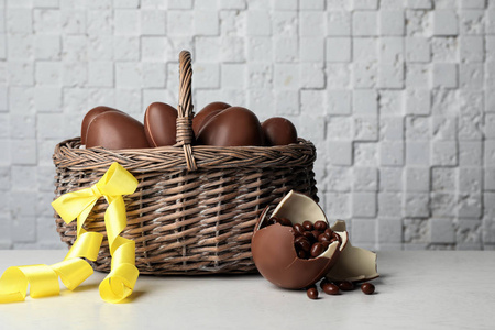 桌上放着甜巧克力复活节彩蛋的Wick篮子