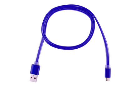 丁香微USB电缆扭曲成一个环，在白色隔离的背景上。