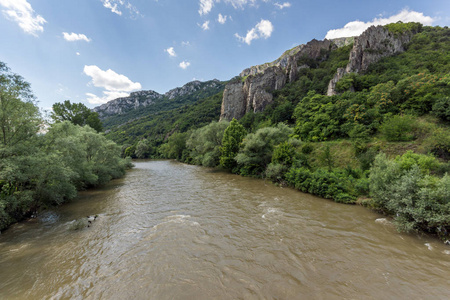 保加利亚巴尔干山脉伊斯卡河峡谷的Ritite岩层