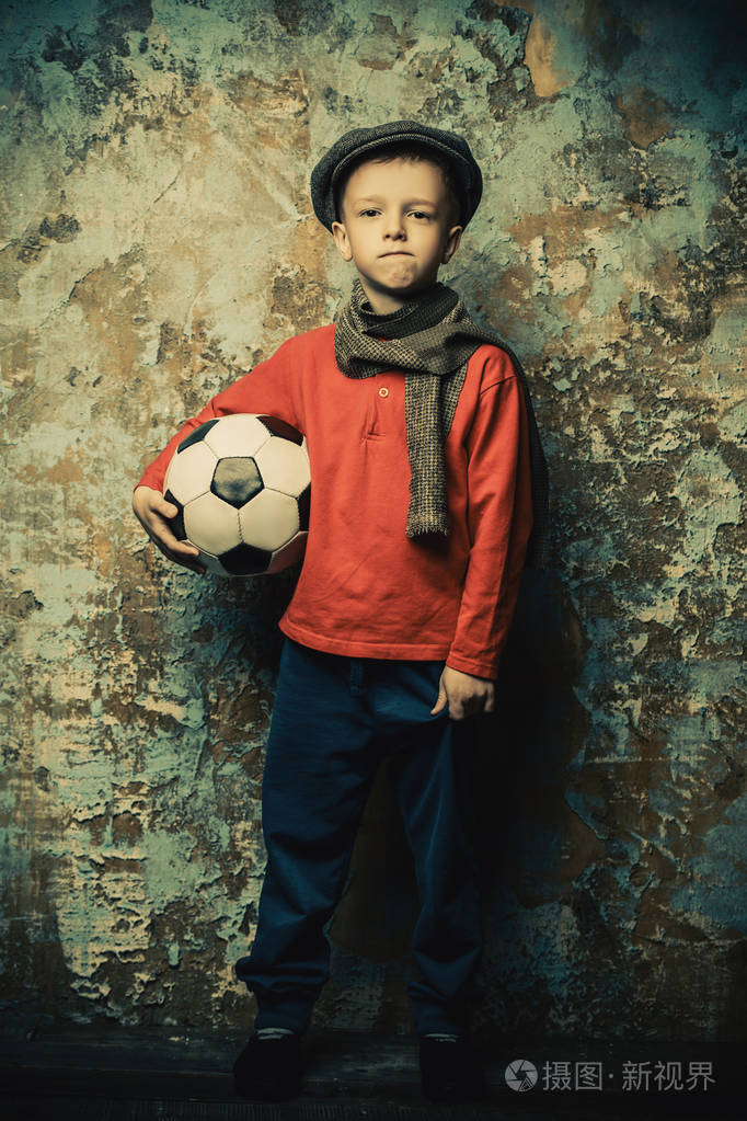 一个带足球的小男孩的完整肖像.时尚,美丽.