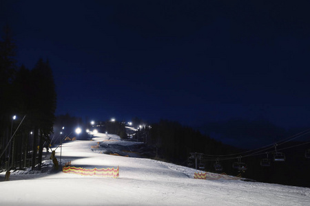 美丽的景观与滑雪道在夜间。寒假