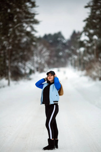 白雪皑皑的冬天，街上的少女全长画像。