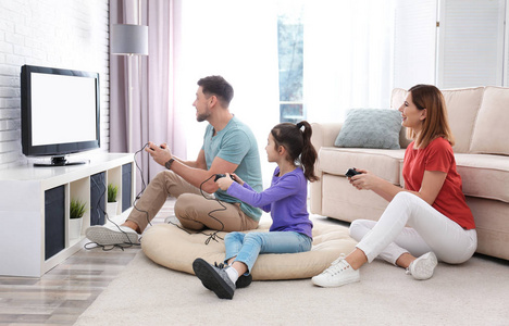幸福的家庭在客厅玩电子游戏