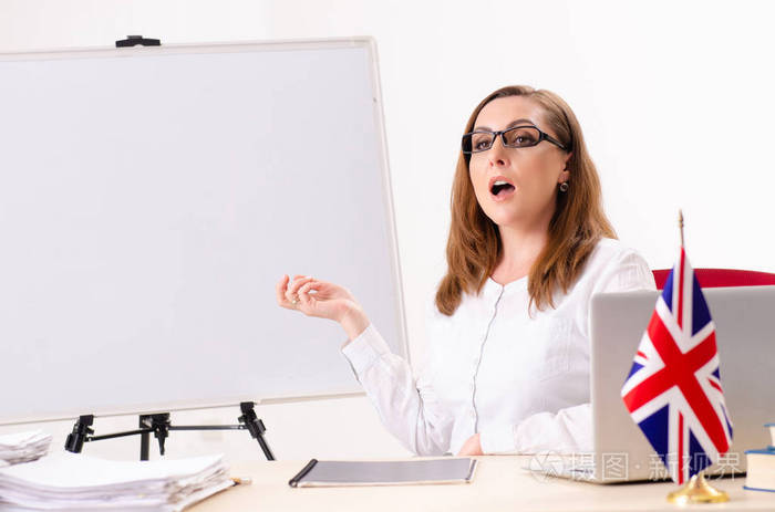 女英语老师在教室里照片-正版商用图片1904b7-摄图新视界