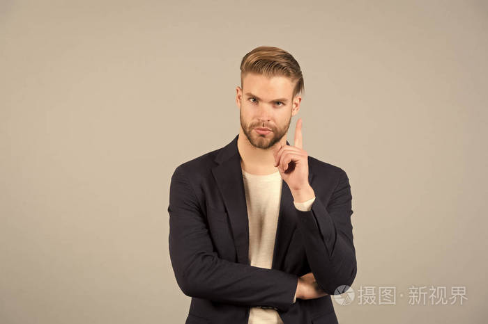 商人胡子严格的冷静警告脸, 灰色背景