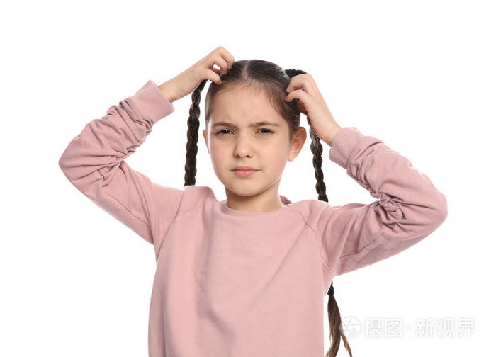 小女孩在白色背景上挠头烦人的痒