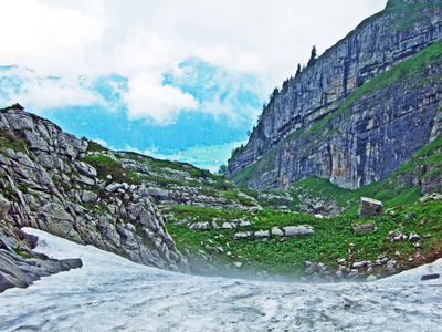 瑞士圣加伦州杜肯堡地区丘尔弗先恩山脉的石块和岩石