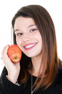 幸福健康的年轻女子与红苹果拥抱的肖像。