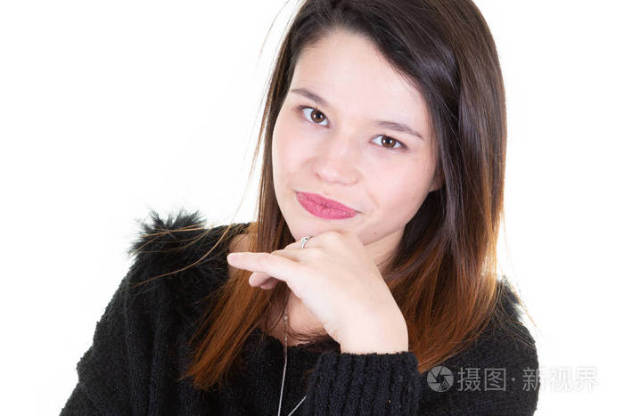 美丽的年轻女子注视着,目光敏锐