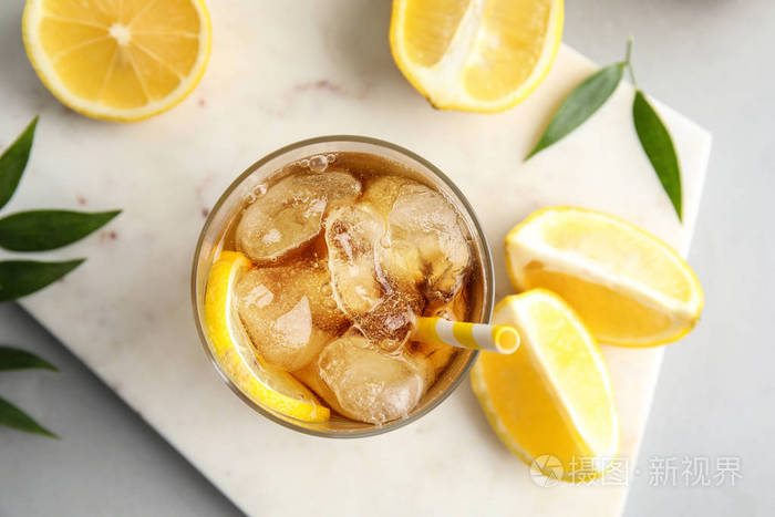 一杯柠檬水加冰块和水果放在桌子上