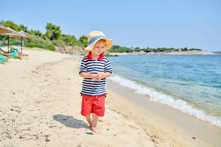 海滩上两岁蹒跚学步的男孩
