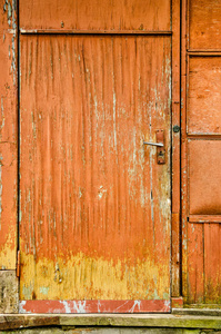 古老的风化橙色门，古老的废弃建筑的纹理