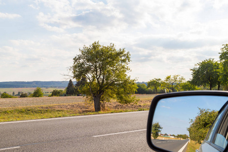 景程车风景与田野,树,路,天,云,车,侧镜与自然相映照片