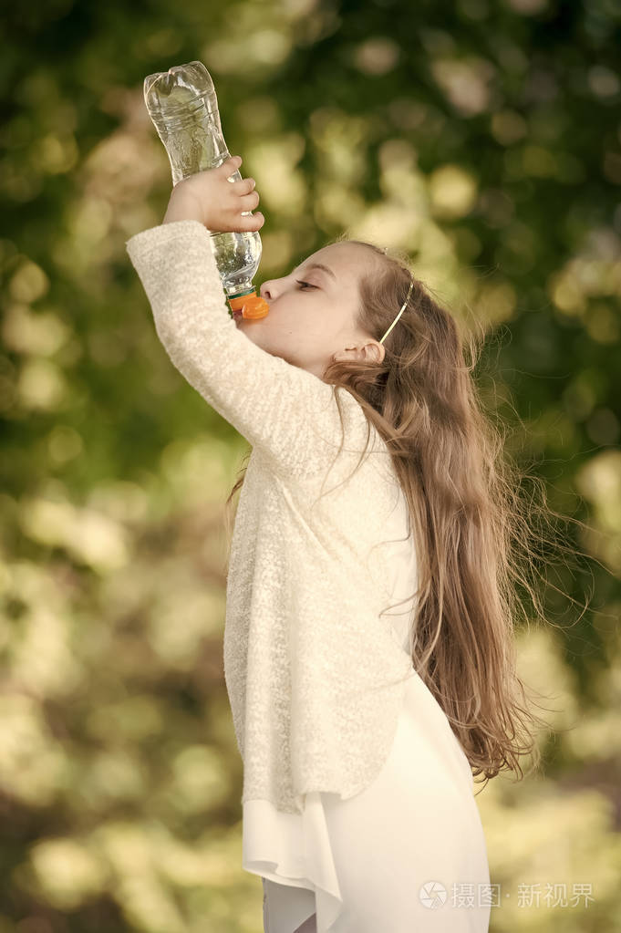 可爱的小女孩喝水