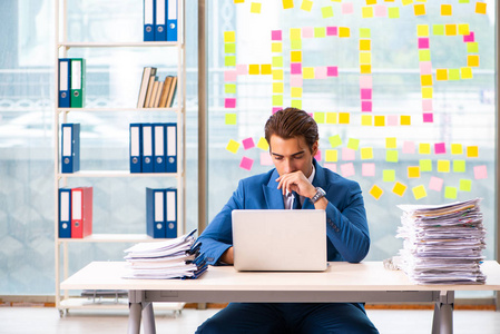 忙碌的商人在办公室工作照片