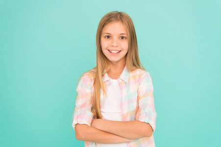 女孩对交叉的手臂感到自信.孩子们紧握双手自信地穿过胸膛.