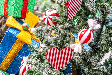 圣诞树和礼品盒装饰